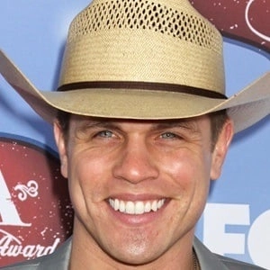 dustin-lynch-8