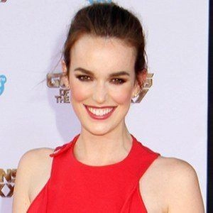 elizabeth-henstridge-1