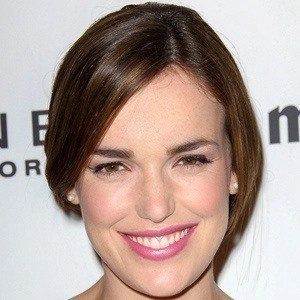 elizabeth-henstridge-2