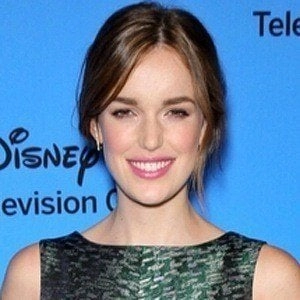 elizabeth-henstridge-4