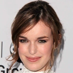 elizabeth-henstridge-6