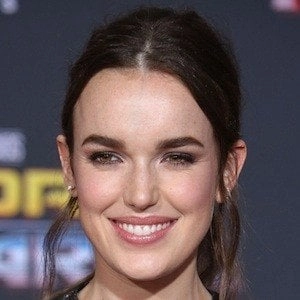 elizabeth-henstridge-7