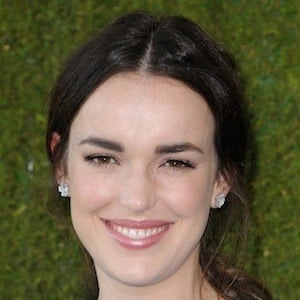 elizabeth-henstridge-8