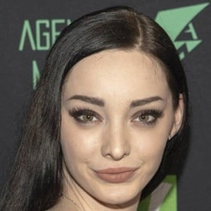 emma-dumont-5