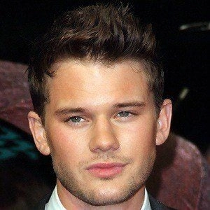 jeremy-irvine-3