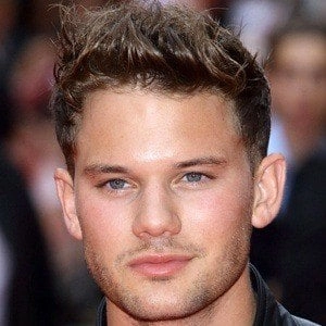 jeremy-irvine-6