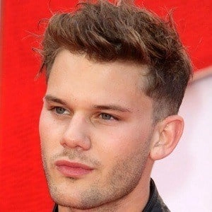 jeremy-irvine-7