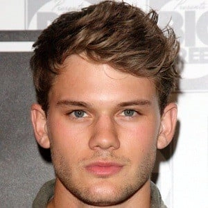 jeremy-irvine-8