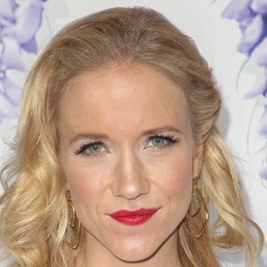 jessy-schram-2