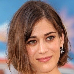 lizzy-caplan-6