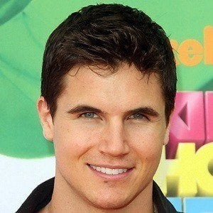 robbie-amell-2