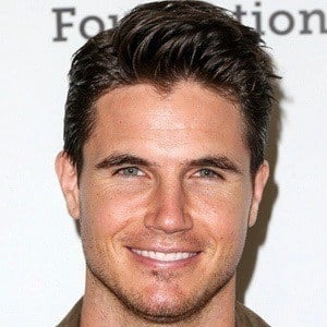 robbie-amell-5