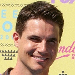 robbie-amell-7