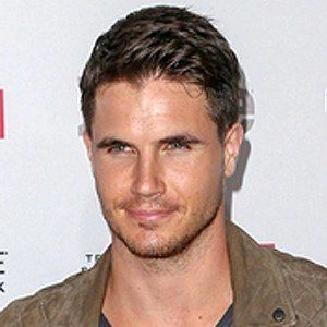robbie-amell-8