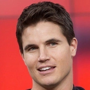 robbie-amell-9