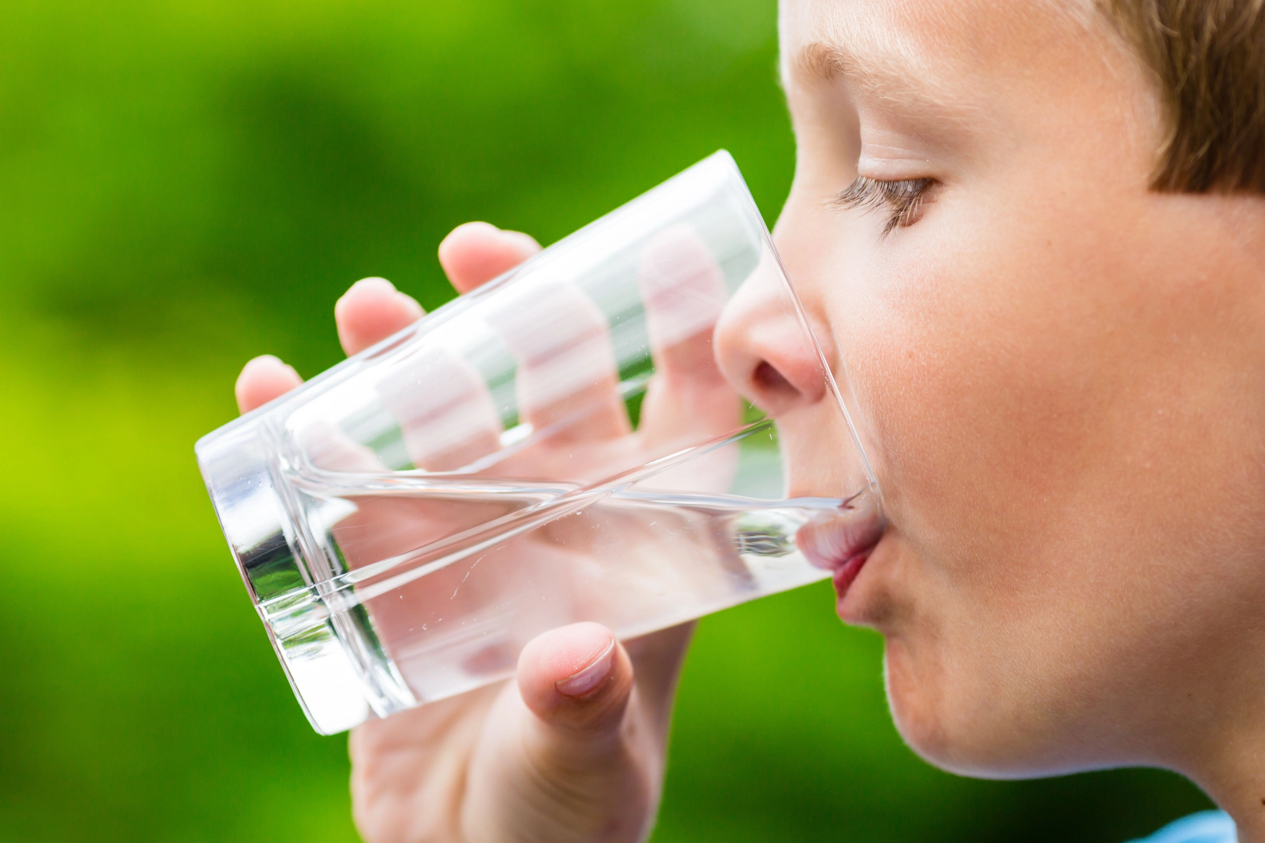 Пить и дуть. Ребенок пьет. Пить воду. Дети воды. Ребенок пьет воду из.