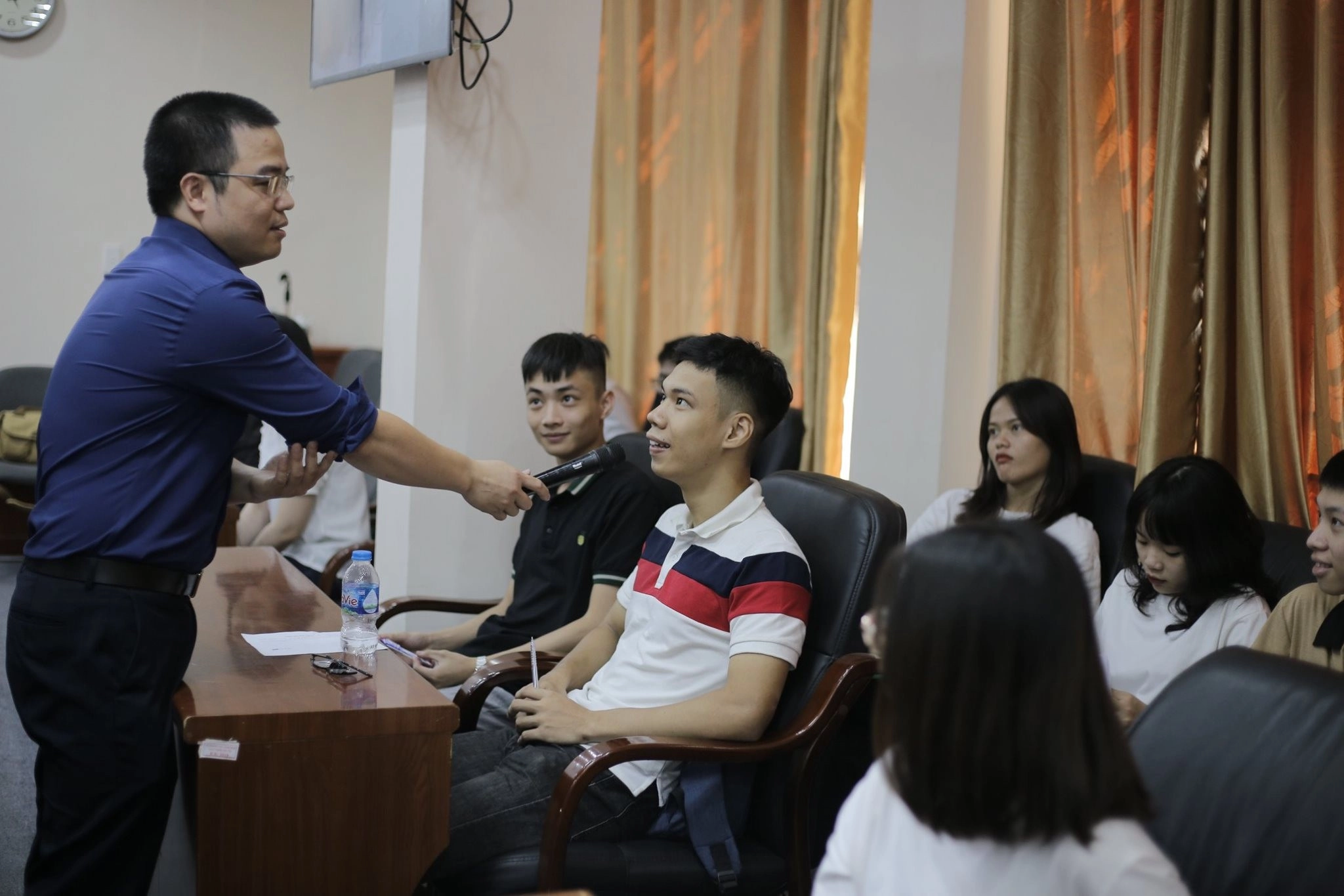 Giarng viên Lê Ánh trao đổi với Sinh viên UTT