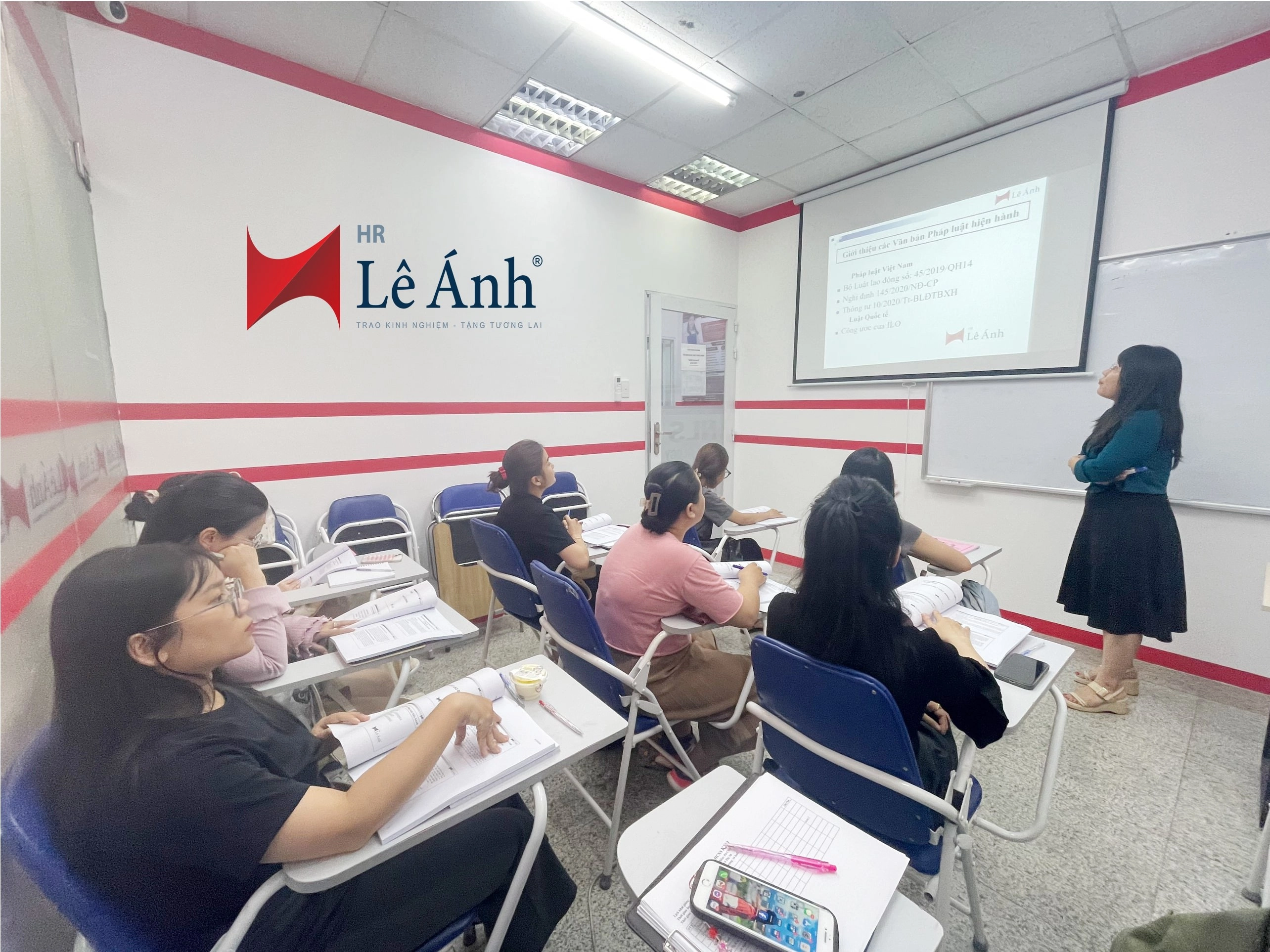 hinh anh lop hanh chinh nhan su k254