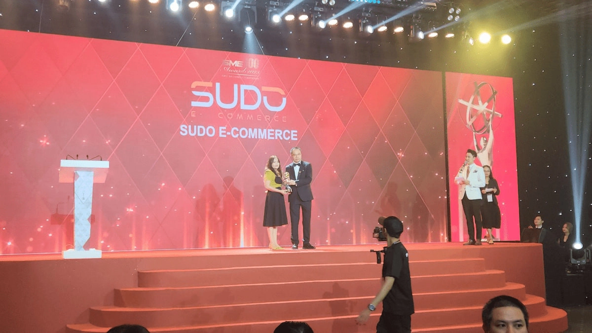 Đại diện Sudo nhận chứng nhận từ ban tổ chức