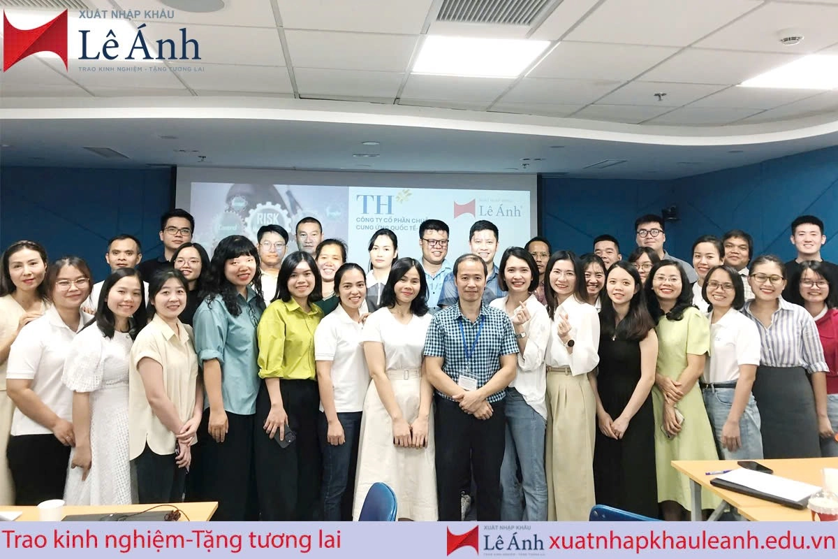 dao-tao-mua-hang-quoc-te-tai-th-group